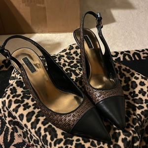 Tahari Teo toned 8.5 M sling back heels.